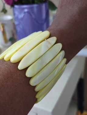 Vintage Yellow Mother Of Pearl Stretch Bracelet
